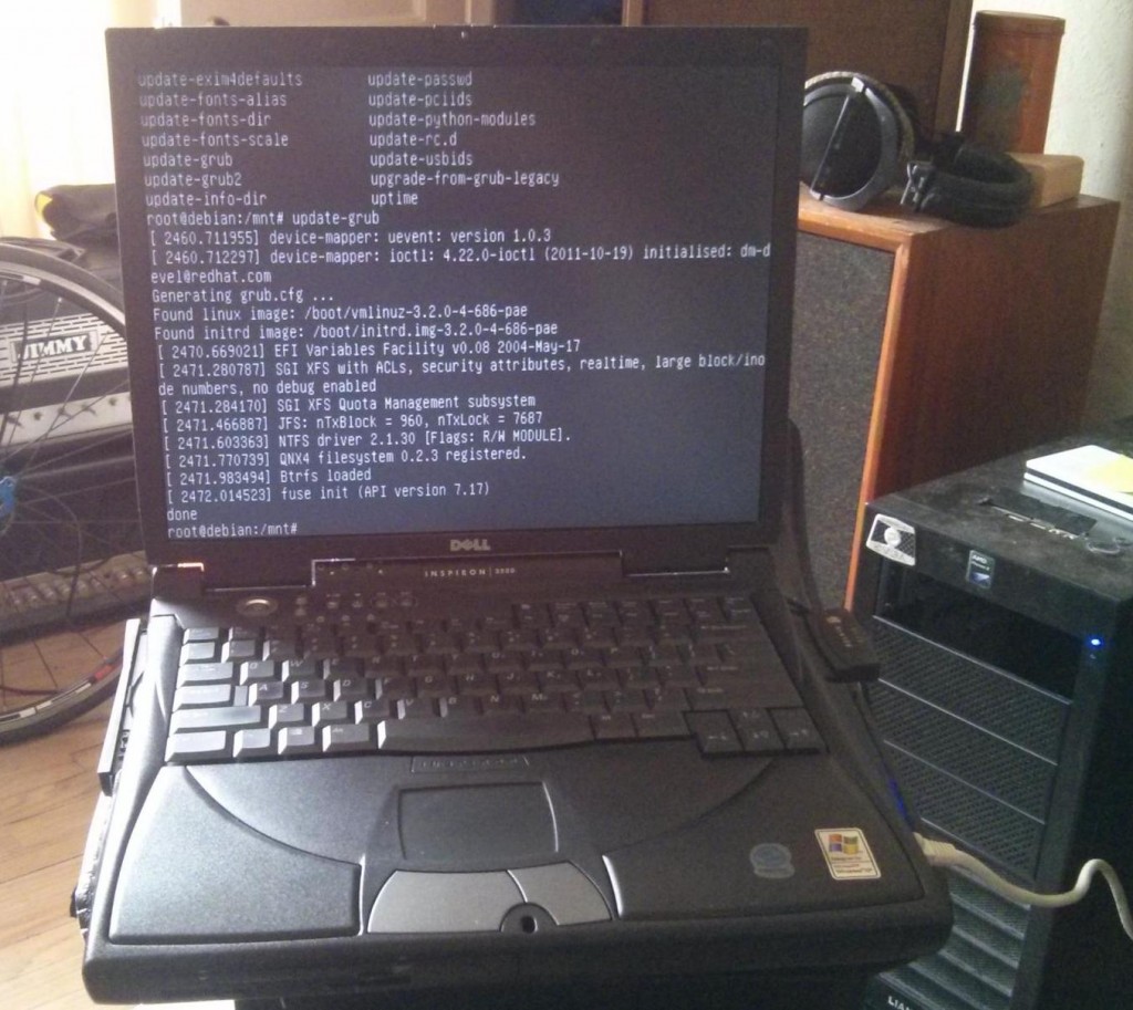 15 year old Dell Inspiron 2500 booting Debian Linux for the first time.